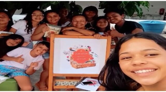 Professora Rosa e crianças