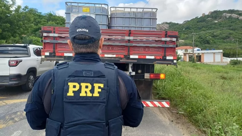 PRF apreende 10 mil litros de óleo de soja transportados em recipientes contaminados na Paraíba
