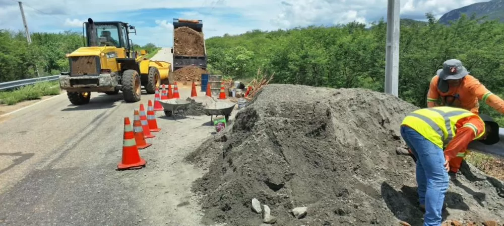 DER realiza serviços na ponte do Riacho Cinza na PB-228, na região de Patos
