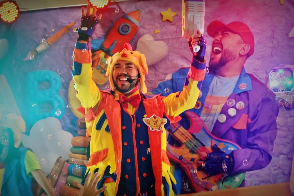 Lançamento de “A Galinha Rafinha” reúne público e celebra literatura infantil em Patos