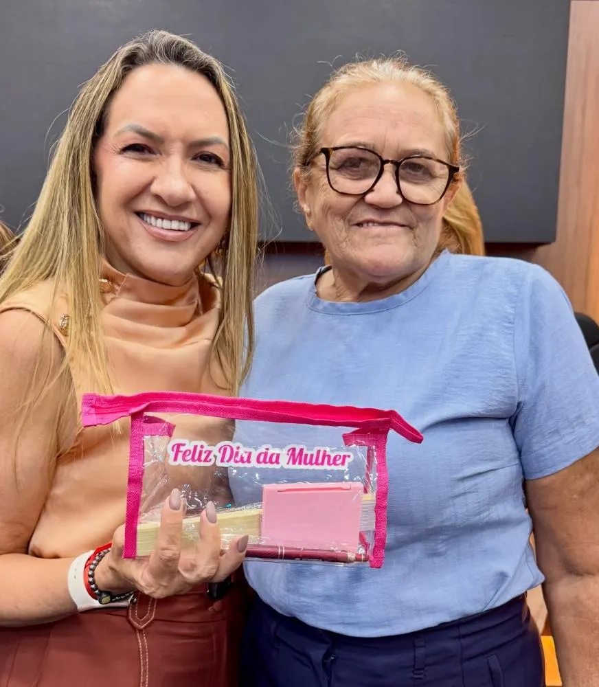 Tide Eduardo e servidora do legislativo patoense - Foto: Assessoria