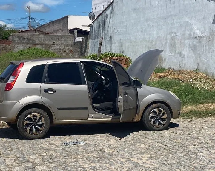 Carro roubado é recuperado pela ROTAM em Patos
