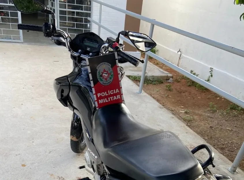 PM recupera moto furtada na divisa PB/PE