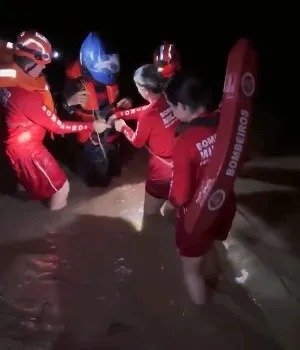 VÍDEO: Bombeiros salvam casal ilhado em Mãe D’água