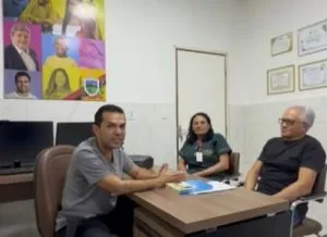 O professor Antônio Justino esteve nesta quarta-feira (22) com o diretor-geral do hospital, Francisco Guedes - Foto: News Comunicação