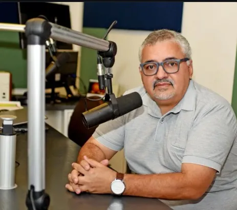 Jornalista Airton Alves no estúdio da Universidade FM de Patos - Foto: Marketing da Universidade