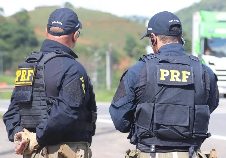 Políciias Rodoviários Federais na pista - Foto: Ascom PRF