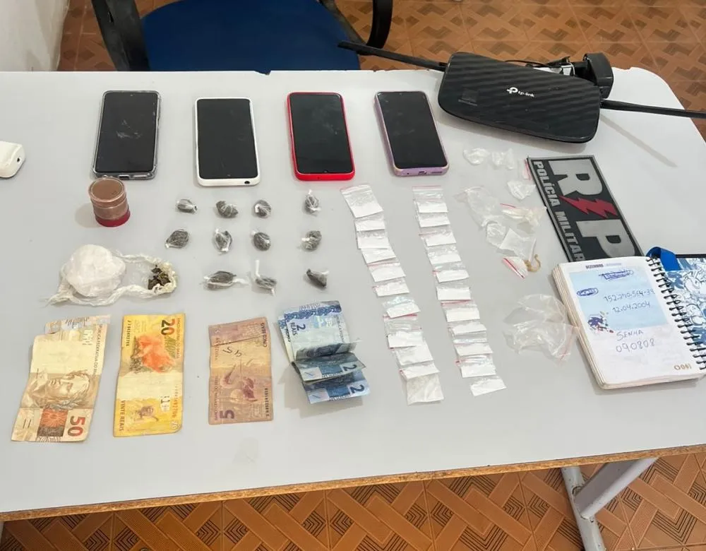 PM apreende drogas e materiais usados no tráfico durante ação no Beco do Lixo, em Patos