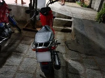 Homem é detido após ser flagrado empinando motocicleta por cerca de 800 metros em Patos