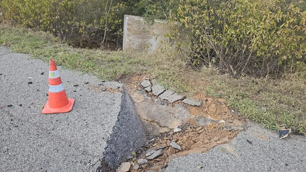 Pedra de granito cai de caminhão e danifica pista da BR-230 em Soledade