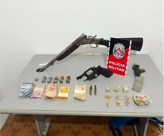 PM apreende crack, duas armas e prende homem em Patos