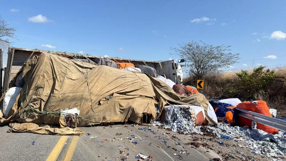Caminhão tomba na BR-230 em Pombal - Foto: Ascom PRF