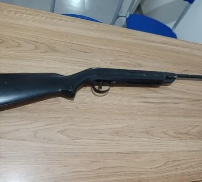 Arma apreendida pela polícia na ocorrência de violência doméstica em Patos - Foto: Reprodução/Ascom 3º BPM