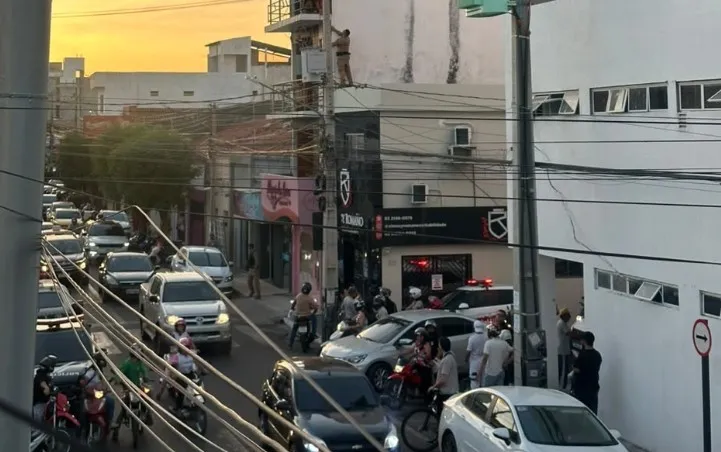 Policiais militares resgatam mulher em situação de risco de queda de prédio no Centro de Patos