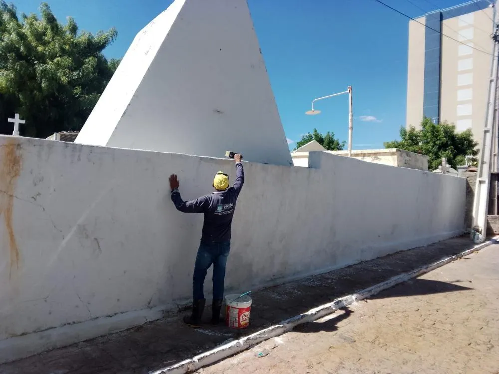 Prefeitura mantém manutenção urbana e inicia preparação dos cemitérios para o Dia de Finados em Patos