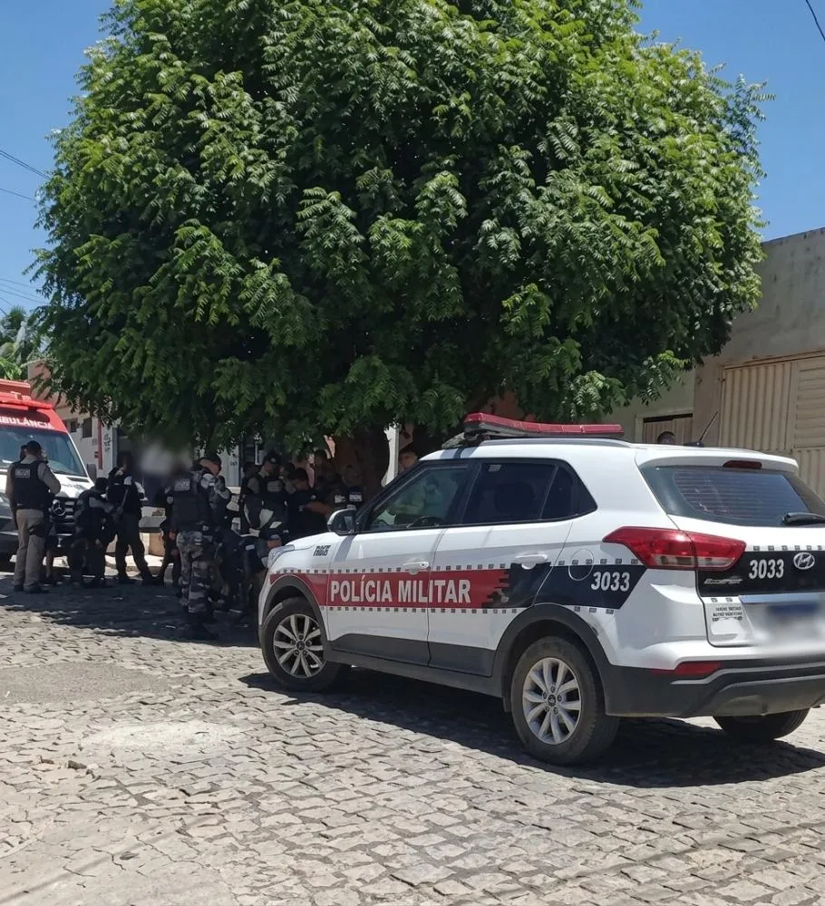 Bebê de três semanas é morto a golpes de faca em Patos; pais são presos