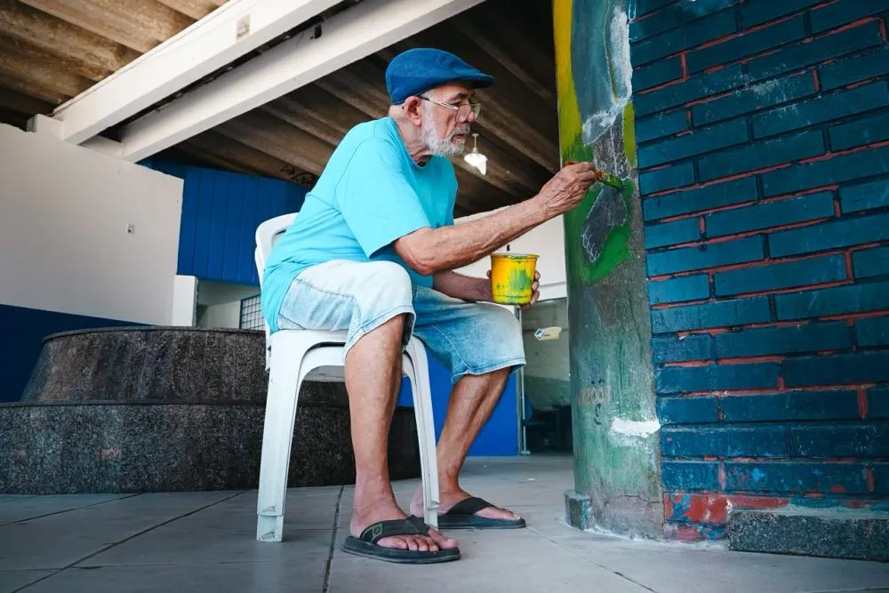 Artista plástico Perigo Neto recuperando painéis culturais da antiga rodoviária de Patos - Foto: Reprodução/Secom