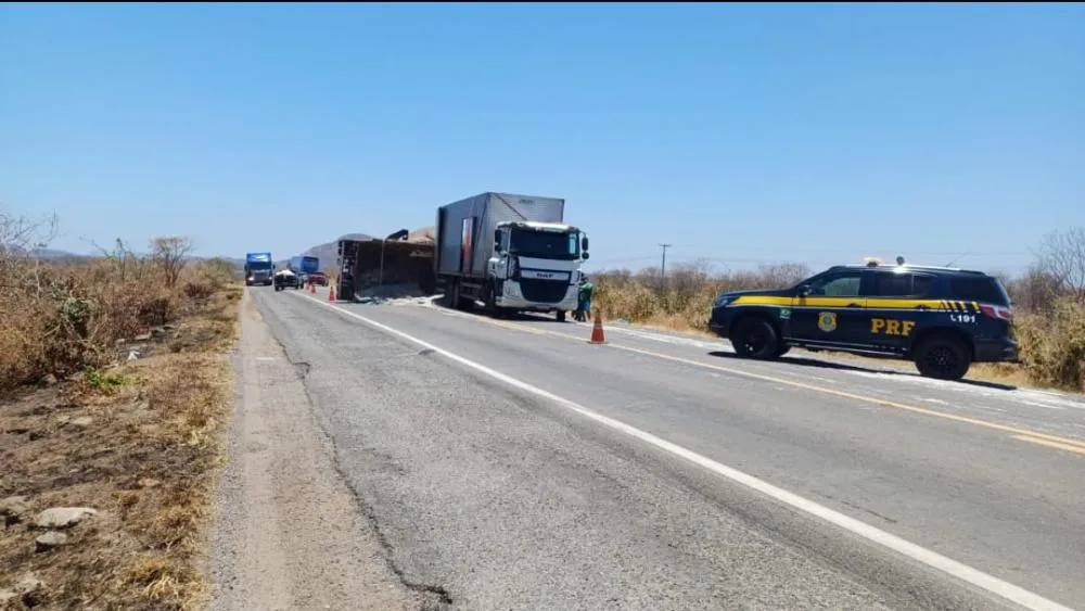 Semirreboque tomba e bloqueia BR-230 em Aparecida