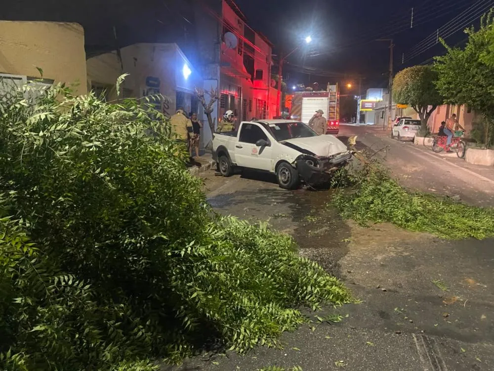 Carro colide contra árvore em Patos - Foto: Reprodução/4º BBM