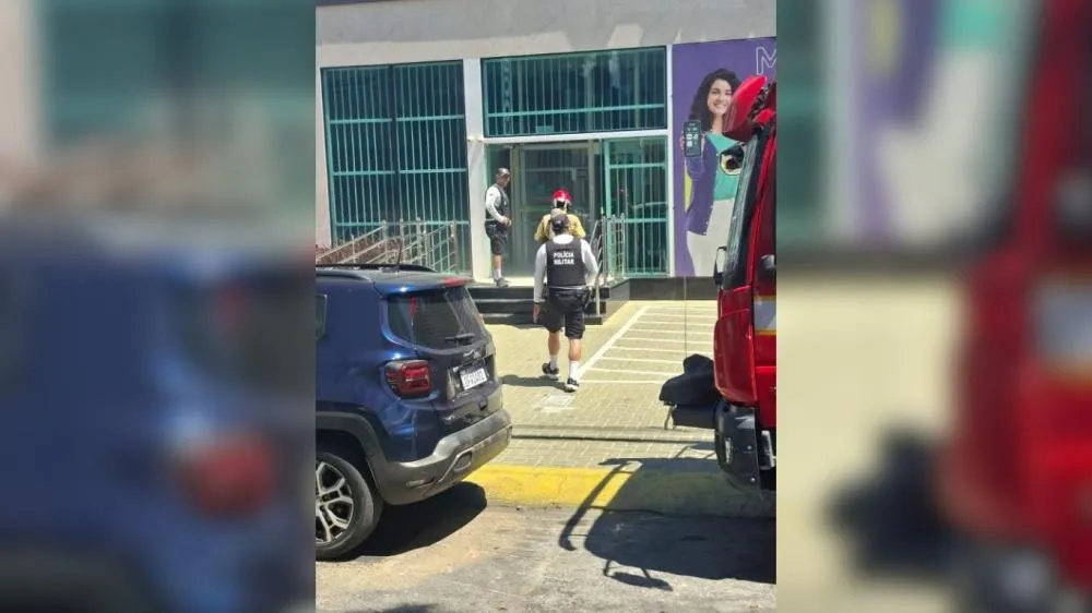Policiais do Ciclopatrulhamento em ação na agência do Sicoob durante princípio de incêndio - Foto: Reprodução