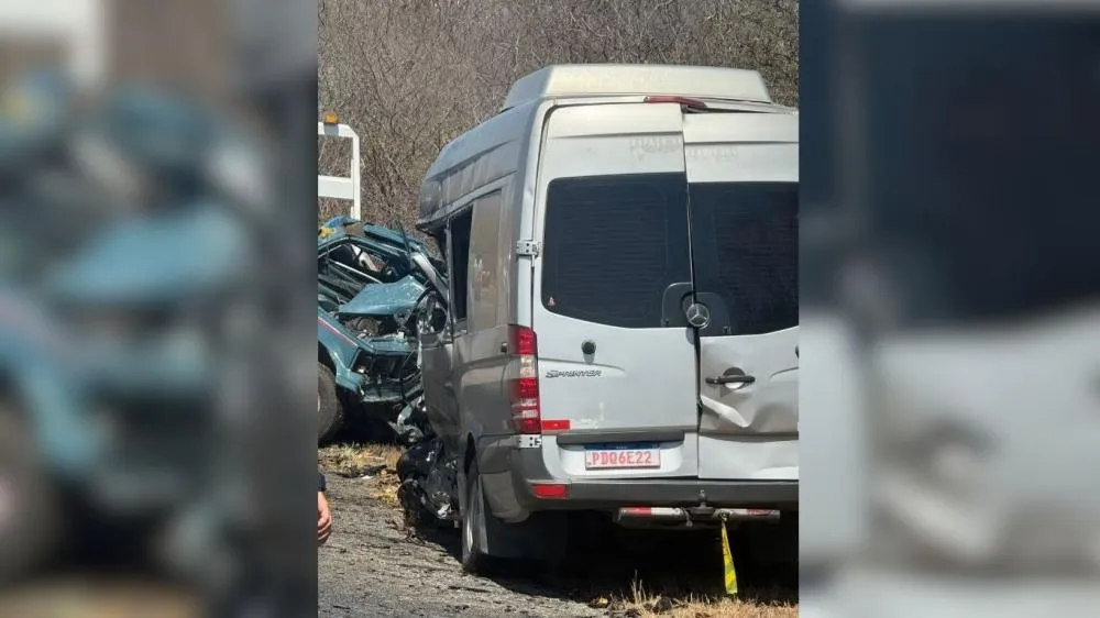 Van que transportava pacientes com câncer envolvida em acidente na PB — Foto: Artur Lira/TV Paraíba