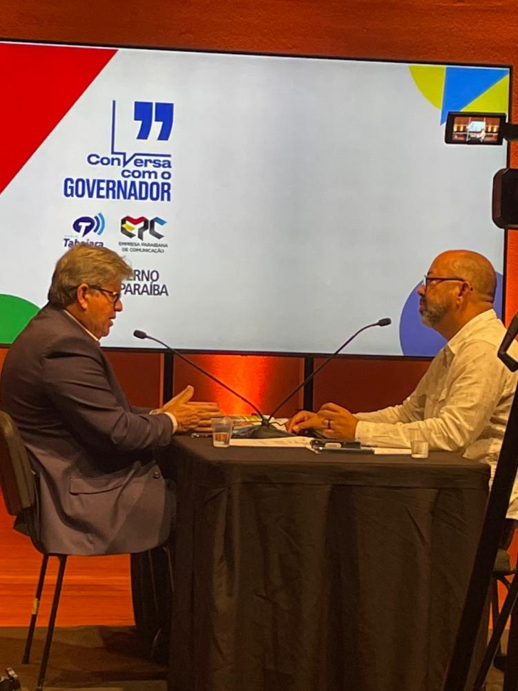 João Azevêdo e o jornalista Luiz Henrique (Foto: Assessoria)