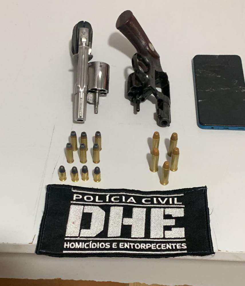 Armas apreendidas com o suspeito (Foto: divulgação/DHE)