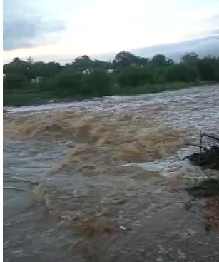 Rio da Farinha, em Cacimba de Areia, nesta manhã de terça-feira, 21. (Foto: Redes Sociais)
