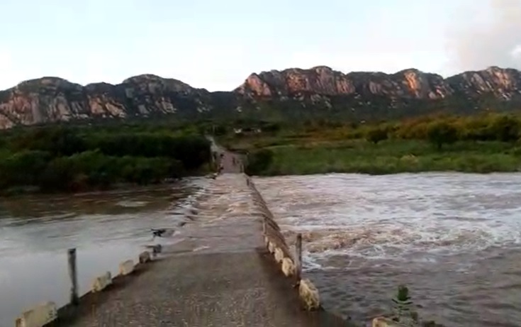 Cheia no Rio Barrento, em Catingueira-PB (Foto: reprodução/redes sociais