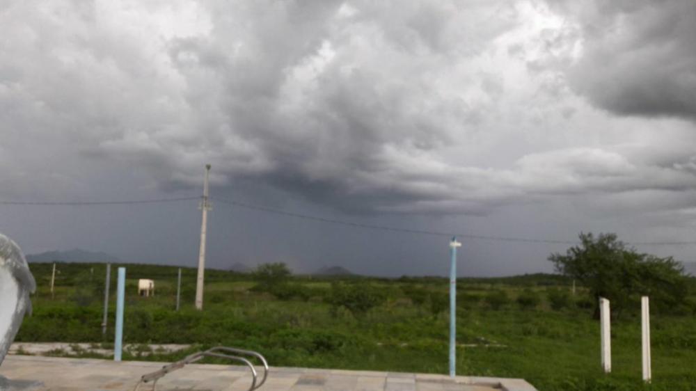 huva na região da Barragem da Farinha na tarde desta quarta, 28, em Patos. (Foto: José Marcone)
