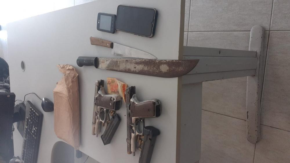 Polícia apreendeu armas com a dupla (Foto: Divulgação)