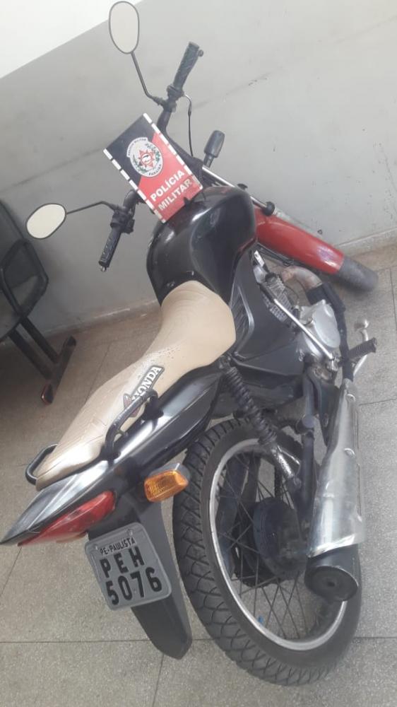 Motocicleta apreendida - Foto: Ascom 3º BPM/Divulgação