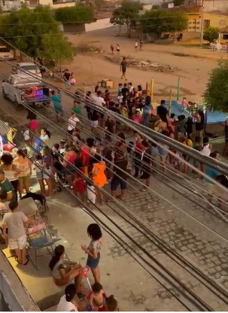 Festa das crianças na 'Cabeça do Porco' (Foto: reprodução/redes sociais)