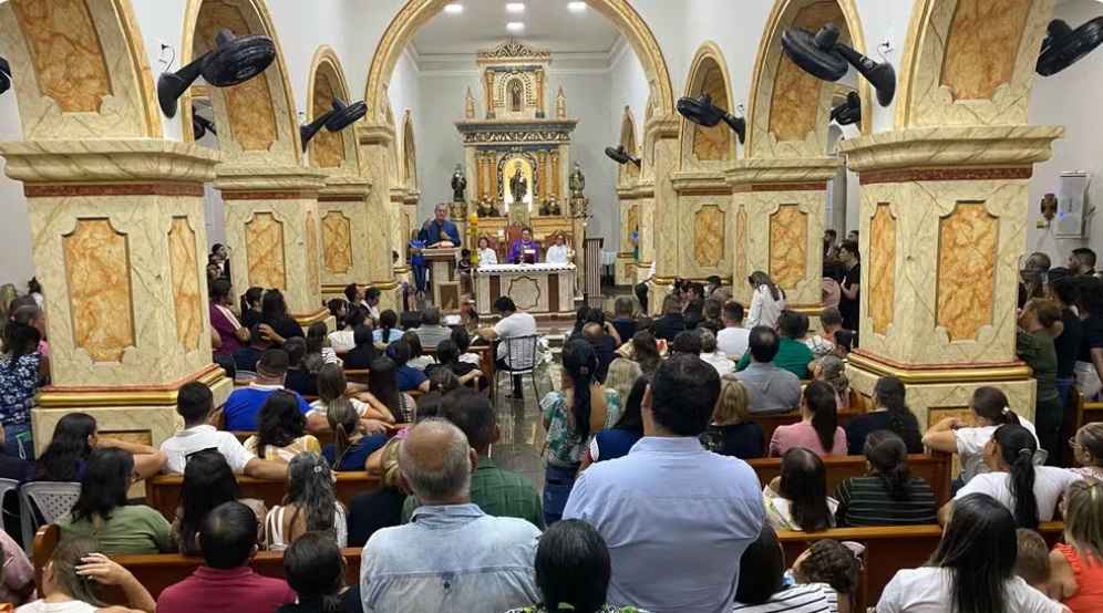 Corpos de vítimas de acidente entre São Bento e Paulista, no Sertão da Paraíba, são velados e posteriormente enterrados — Foto: Beto Silva/TV Paraíba