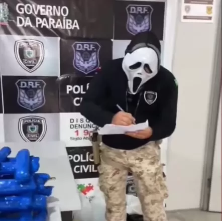 Policial reproduz meme com explosivos apreendidos