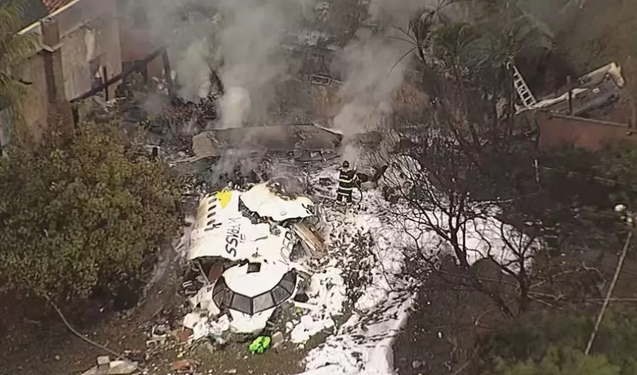 Imagem do Globocop mostra local da queda de avião em Vinhedo (SP) — Foto: TV Globo