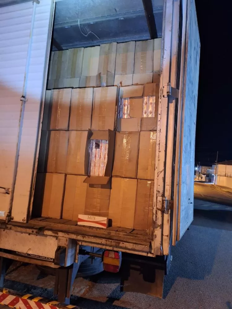 Caminhão com cigarros contrabandeados apreendidos - Foto: PRF