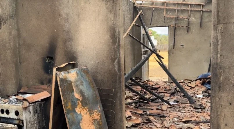 Residência onde o criminoso morava com as três vítimas. - Reprodução/TV Jornal Interior