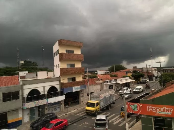 Tempo nublado em Teixeira (Foto: Josimar Fernandes)