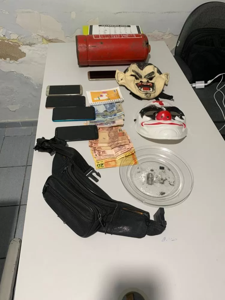 Objetos apreendidos com o suspeito - Foto: Divulgação/Polícia Civil
