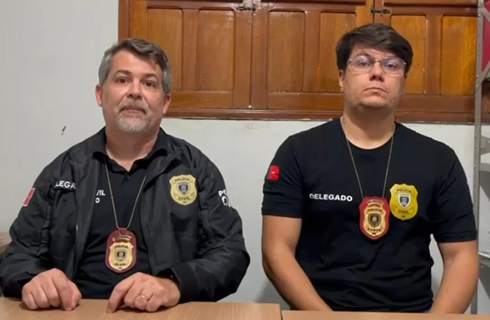 À esquerda delgado Rodrigo Monteiro, e à direita delegado Eduardo Luna