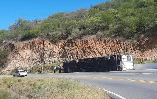 Caminhão tombado na Serra de Santa Luzia - Foto: Reprodução
