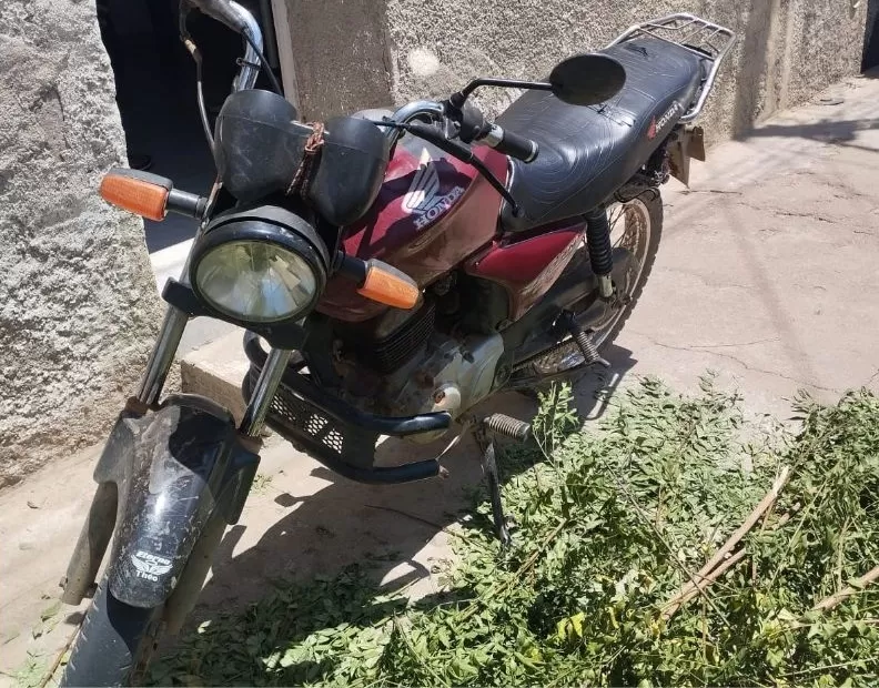 Motocicleta apreendida - Foto: Ascom 3º BPM/Divulgação