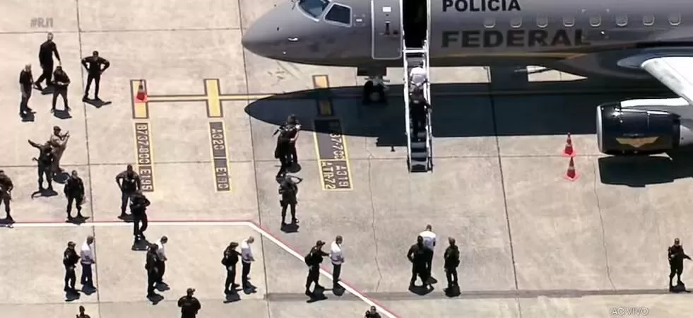 Presos a caminho do avião, no Aeroporto do Galeão - Foto: Reprodução / TV Globo