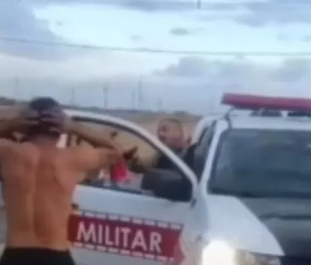 Abordagem policial - Foto: Redes sociais/Reprodução