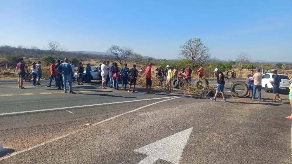 Bloqueio total dos dois sentidos da BR-230 em Cajazeiras - Foto: Assessoria PRF