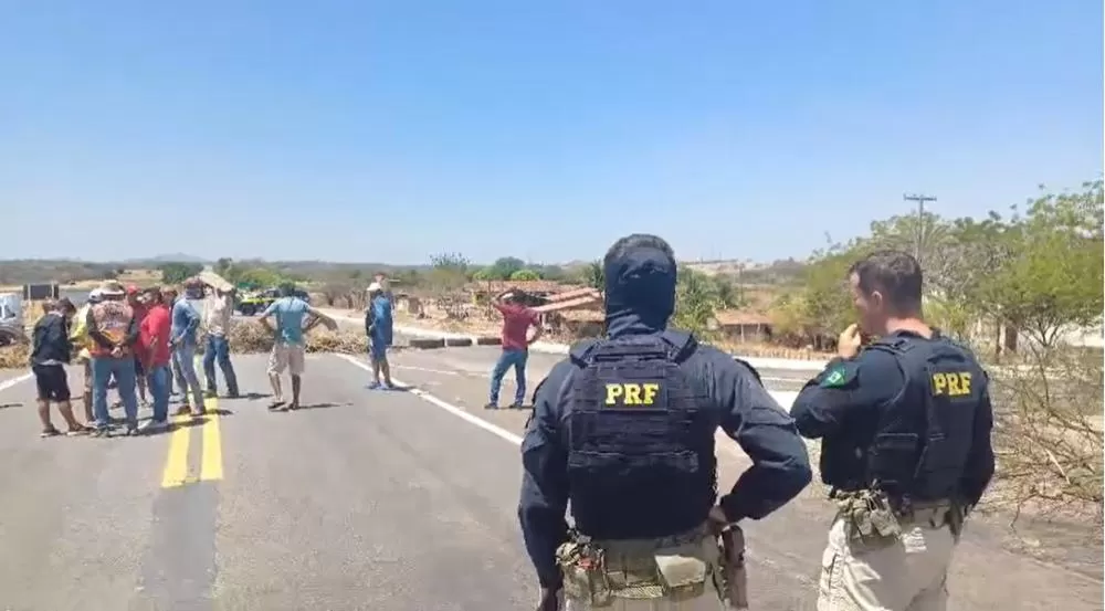 Bloqueio total dos dois sentidos da BR-230 em Cajazeiras - Foto: Patosverdade/Reprodução