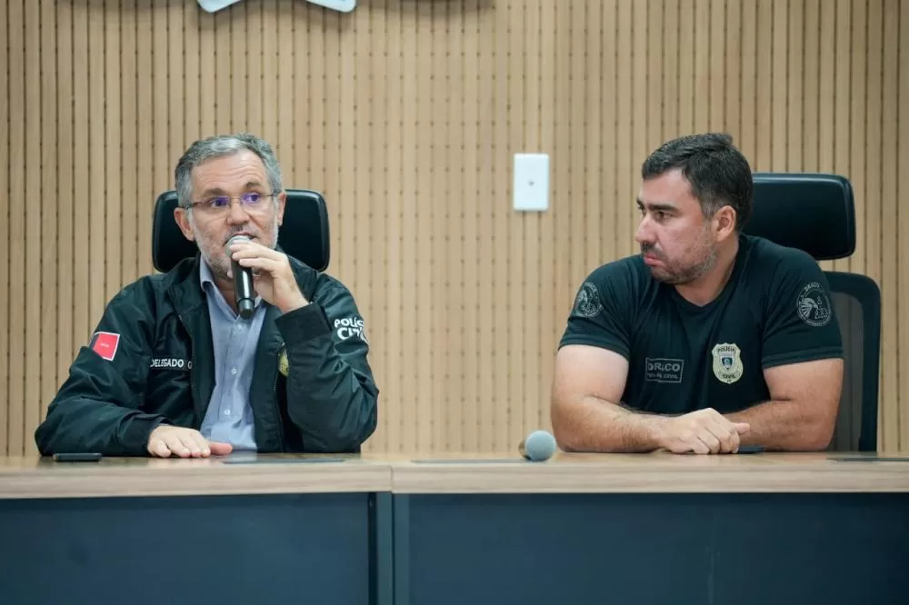 À esquerda delegado André Rabelo, diretor-geral da PCPB, e à direita delegado Diego Beltrão, da DRACO - Foto: Assessoria 